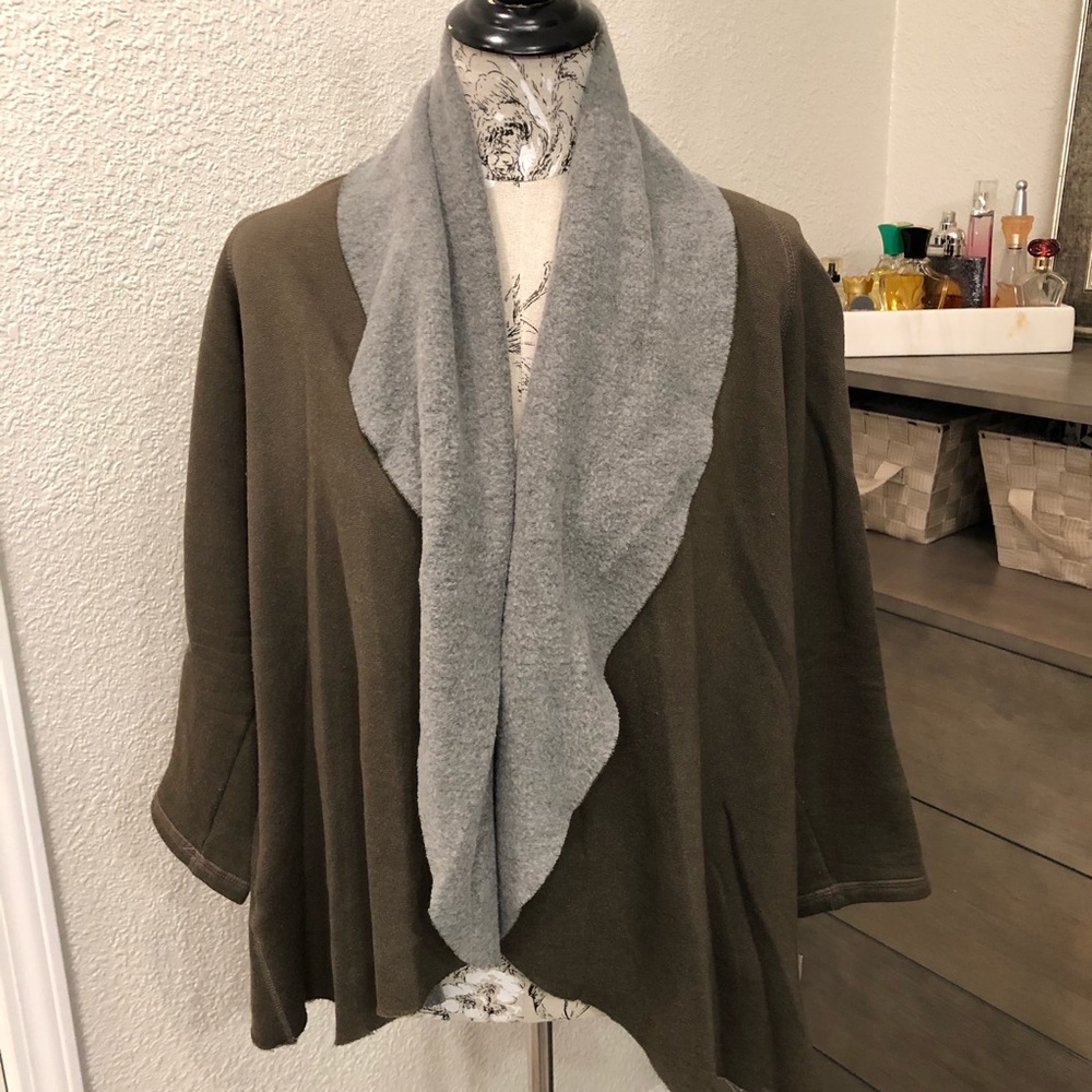Barney’s New York Sweater ♦️Final Price♦️